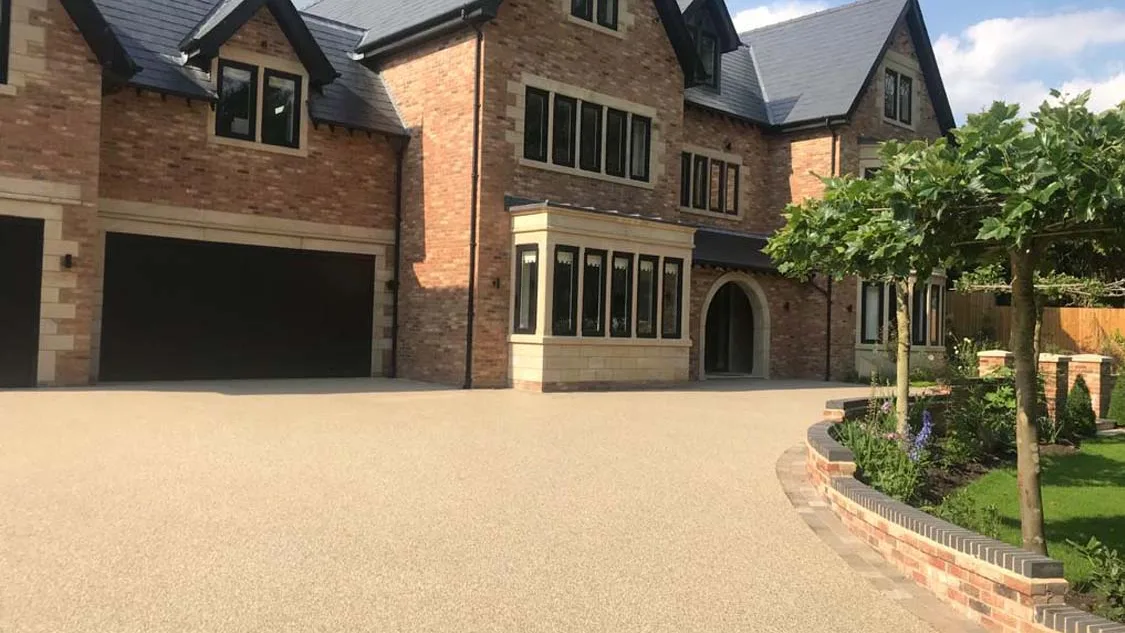 Completed resin bound driveway with a contrasting border